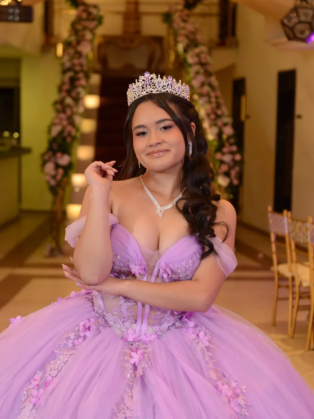Quinceañera con vestido lila en el salón
