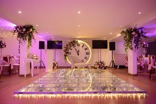 Salón Romano decorado con iluminación cálida y pista de baile