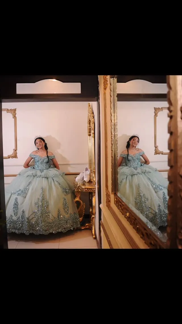 Quinceañera junto a un espejo dorado barroco en el salón